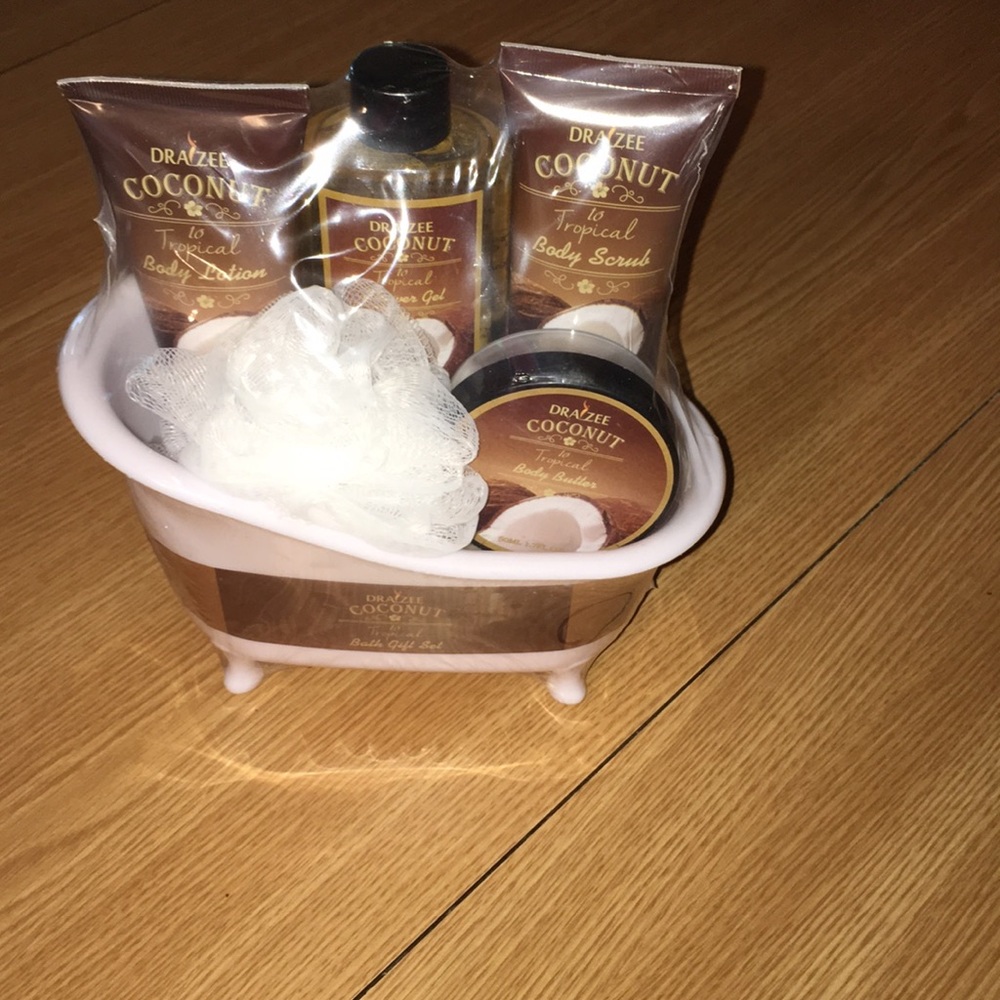 NWT Drazee Coconut 10 Tropical Bath Gift Set